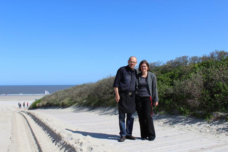 
    Maike og Michael er 4. generation af kroejere på stranden på Langeoog og oplever klimaforandringernes dramatiske effekt.   Privatfoto