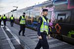 Først var hjerterne - og grænserne - åbne. Så blev der lukket i efter en voldsom tilstrømning af flygtninge og migranter i 2015. Spørgsmålet om, hvad der skal ske med de tilrejsende, fylder godt i svenske politiske debat. Her tjekker politiet en Øresundstog, der ankommer fra Danmark. Anders Rye Skjoldjensen/POLFOTO