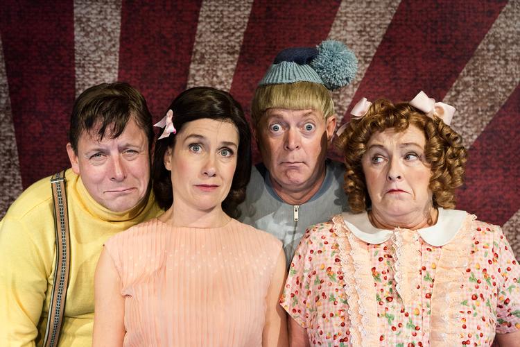 Anders W. Berthelsen, Mia Lyhne, Peter Frödin og Kirsten Lehfeldt spiller alle rollerne i 'Mor og far sidder i Grøften'.  Miklos Szabo
