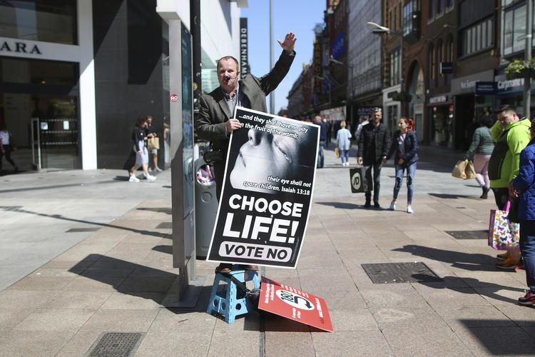 Fredag skal  de irske vælgere stemme om landets abortlovgivning. Google har op til valget forbudt politiske reklamer fra begge lejre. Facebook har forbudt politiske reklamer fra udenlandske aktører.  Peter Morrison/AP