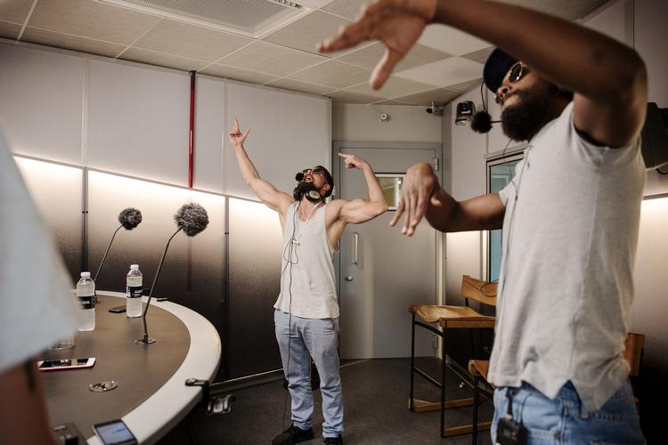 Tempoet i radioprogrammet ’Ghetto Fitness’ er højt, når værterne Kian (til venstre) og MJ først går i gang. 
Værterne tager armbøjninger og træner på andre måder med dem, der ringer ind.
 Emma Sejersen/POLFOTO