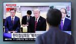 En mand ser på en tv-skærm, hvor tv transmitterer mødet mellem den amerikanske præsident, Donald Trump og Sydkoreas præsident Moon Jae-in. Men næste skridt - et møde med Nordkorea er taget af bordet.  Lee Jin-man/AP