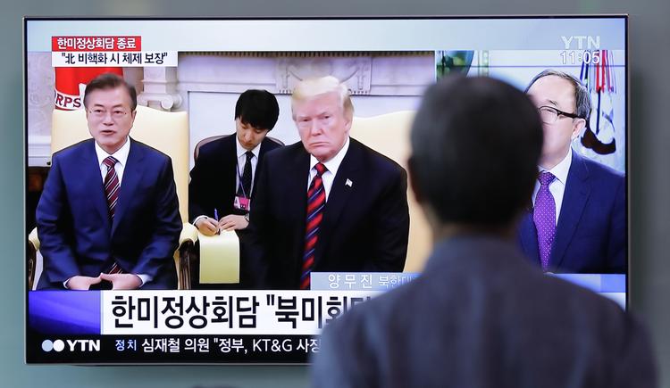 En mand ser på en tv-skærm, hvor tv transmitterer mødet mellem den amerikanske præsident, Donald Trump og Sydkoreas præsident Moon Jae-in. Men næste skridt - et møde med Nordkorea er taget af bordet.  Lee Jin-man/AP