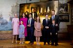 I anledning af kronprinsens 50-års fødselsdag åbner Det Nationalhistoriske Museum på Frederiksborg Slot to udstillinger og afslører et nyt portræt af Kronprinsen.
    Finn Frandsen/POLFOTO