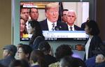 Forbipasserende på banegården i den sydkoreanske hovedstad Seoul følger på tv Donald Trumps aflysning torsdag af topmødet med Nordkorea. Ahn Young-joon/AP