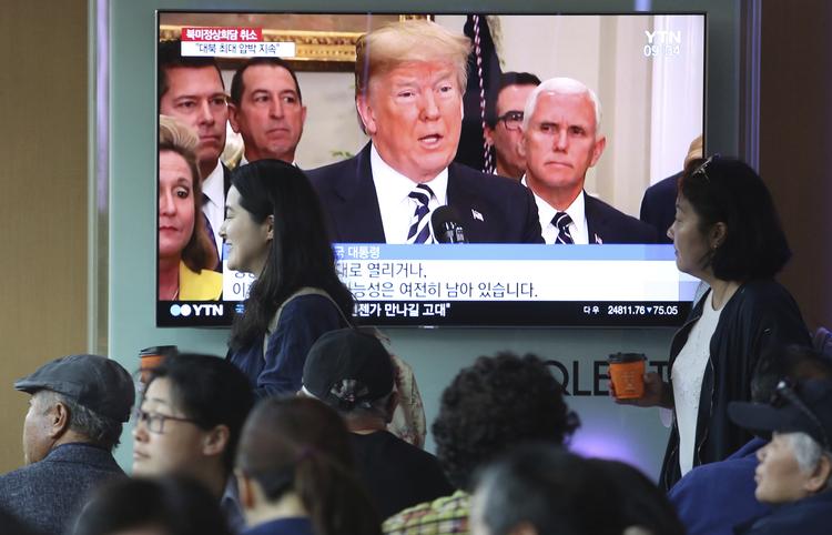 Forbipasserende på banegården i den sydkoreanske hovedstad Seoul følger på tv Donald Trumps aflysning torsdag af topmødet med Nordkorea. Ahn Young-joon/AP