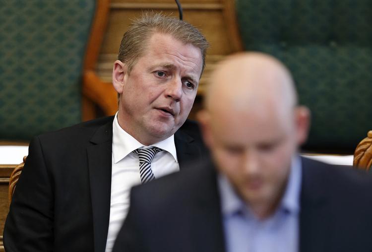 
    Venstres Martin Geertsen (i baggrunden) finder dele af nye stramninger bekymrende.   Jens Dresling/POLFOTO