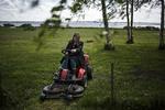 Nok er det mestendels mænd, der med monstermaskiner huserer landets plæner og grøfter. Men forfatteren Anna Grue gør det altså også.
   Anders Rye Skjoldjensen/POLFOTO