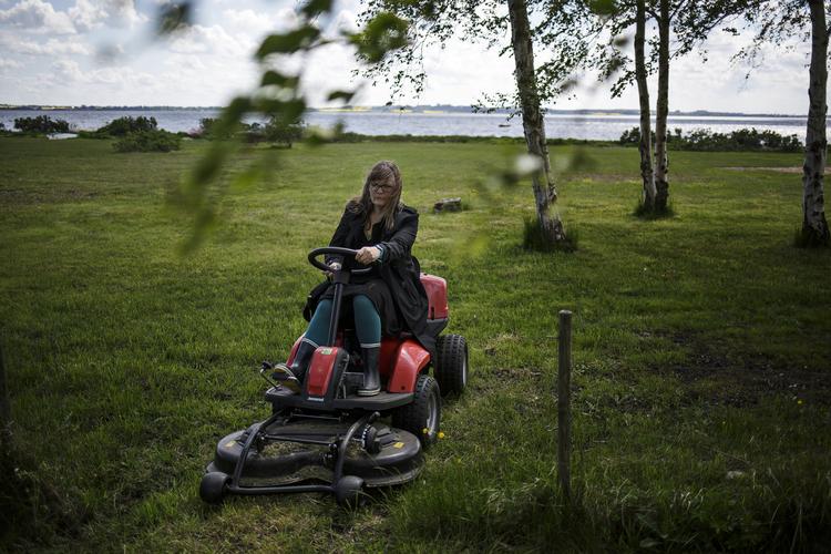 Nok er det mestendels mænd, der med monstermaskiner huserer landets plæner og grøfter. Men forfatteren Anna Grue gør det altså også.
   Anders Rye Skjoldjensen/POLFOTO