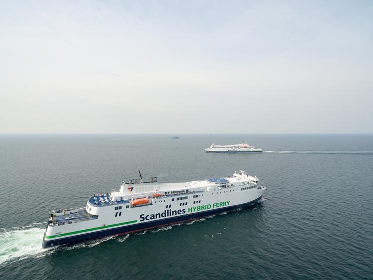 Det er dyrt at spise sig mæt i sund mad på overfarten mellem Gedser og Rostock. Frituremaden er billigere. Scandlines