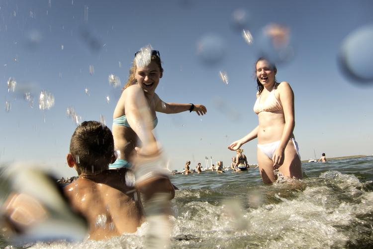 Først i 2021 - tidligst - vil vandet ved Kalvebod Strand være rent nok til at bade i.  Lars Just/POLFOTO