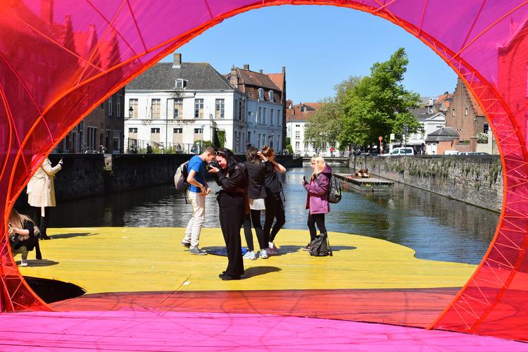 Hele sommeren flyder det med moderne skulptur- og installationskunst i Brugge. 15 internationale kunstnere og arkitekter udstiller i eller nær den gamle bys kanaler. Her gælder det udsigten fra det spanske arkitekturfirma Selgascanos ’Pavillon’ i den kanal, der kaldes ’Coupure’.  Peter Michael Hornung