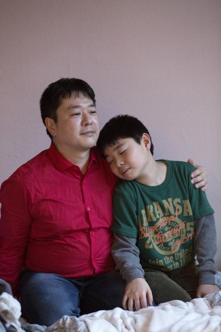 Hidekazu Uno (t.v.) er bratschist ved Det Kongelige Kapel. Han må først søge permanent opholdstilladelse i år 2032. Til den tid har han boet 30 år i Danmark. Årsagen er, at han spillede for DRs Symfoniorkester uden skriftlig tilladelse.  Louise Herrche Serup/POLFOTO