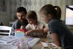 René Godballe Nöstler hygger med døtrene Astrid (6) og Vega (10) inden aftensmad. Han hjælper dem gerne med at finde perler til perlepladerne i de rigtige farver.
   
   Peter Hove Olesen/POLFOTO