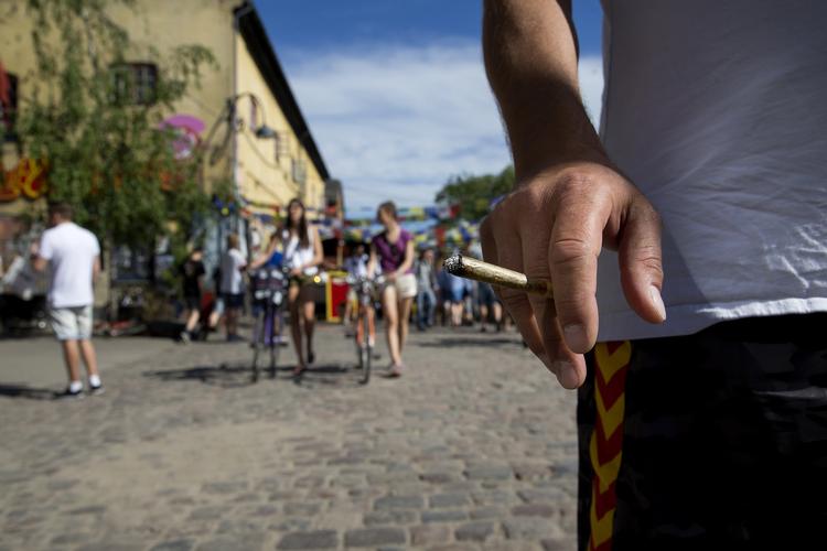Åben. Hashsalget foregår igen i Pusher Street på Christiania. Foto: Finn Frandsen
   Finn Frandsen/POLFOTO