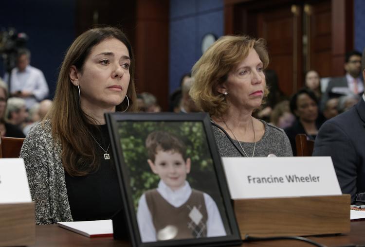 Til venstre ses Francine Wheeler, der er mor til Ben Wheeler, der blev dræbt under skyderiet. Hans bror Nate overlevede, men bliver anklaget på sociale medier for at lyve om, at skoleskyderiet overhoved fandt sted. J. Scott Applewhite/AP