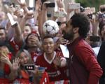 Mohamed Salah var efterspurgt af de mange Liverpool-tilhængere, da holdet ankom til Kijev i torsdags. »The Egyptian King« kan krone en fænomenal sæson med Champions League i aften. Først står Real Madrid dog lige i vejen. Foto:AP/Sergei Grits  Sergei Grits/AP