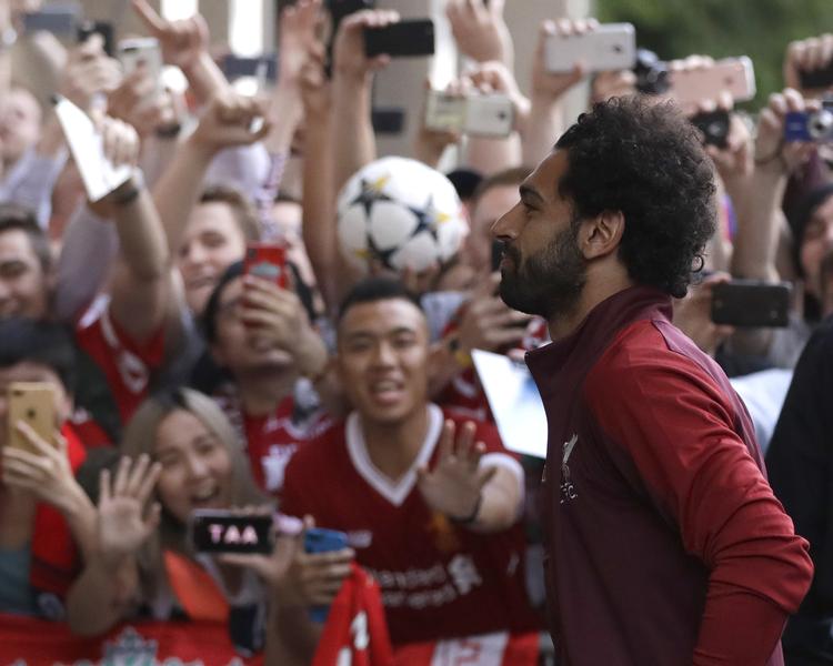 Mohamed Salah var efterspurgt af de mange Liverpool-tilhængere, da holdet ankom til Kijev i torsdags. »The Egyptian King« kan krone en fænomenal sæson med Champions League i aften. Først står Real Madrid dog lige i vejen. Foto:AP/Sergei Grits  Sergei Grits/AP
