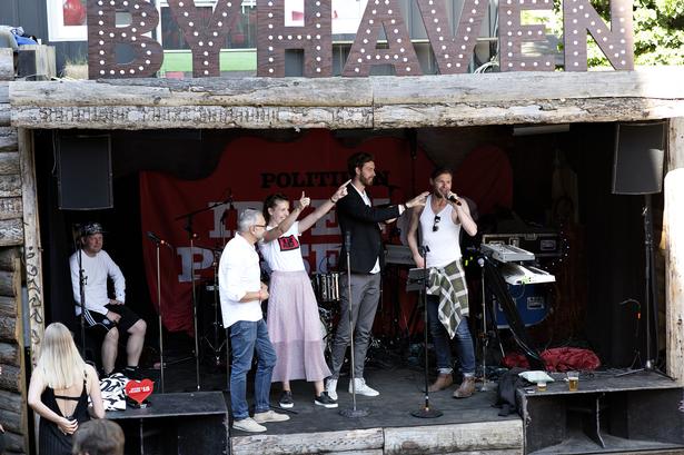 Her overrækker Politikens Lars Dahlager aftenens første pris for Årets Sted i Byen. Den går til Kulturtårnet på Knippelsbro. Lars Just