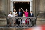 Kronprins Frederik fylder 50 år. »Det er vildt at være med til sådan en begivenhed for en fremtidig konge«, siger 51-årige Pernille Bech Nielsen, der vinker tilbage til den kongelige familie fra Amalienborg slotsplads. 
   Peter Hove Olesen/POLFOTO