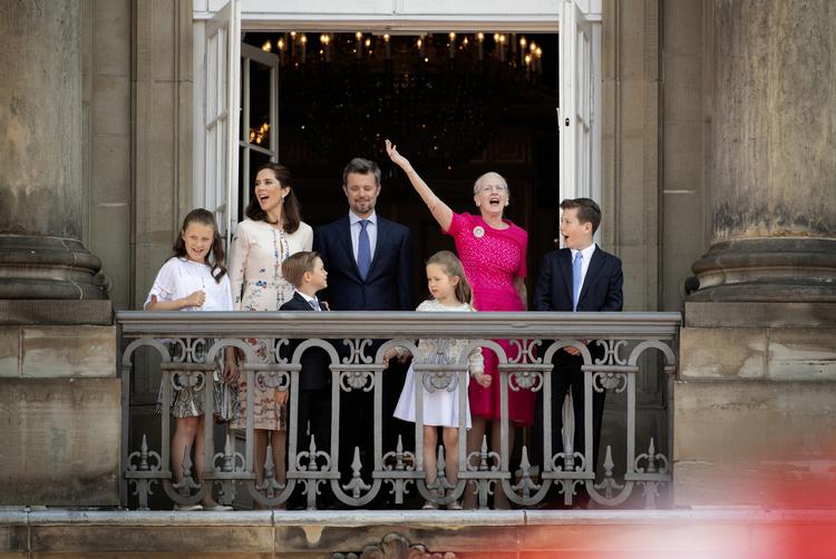 Kronprins Frederik fylder 50 år. »Det er vildt at være med til sådan en begivenhed for en fremtidig konge«, siger 51-årige Pernille Bech Nielsen, der vinker tilbage til den kongelige familie fra Amalienborg slotsplads. 
   Peter Hove Olesen/POLFOTO