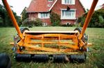 
Tjener du penge på at slå græsset for naboen, skal du betale skat af indtægten, også selv om den begrænser sig til nogle få hundrede kroner.  Claus Bonnerup/POLFOTO
