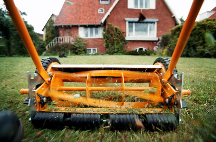 
Tjener du penge på at slå græsset for naboen, skal du betale skat af indtægten, også selv om den begrænser sig til nogle få hundrede kroner.  Claus Bonnerup/POLFOTO