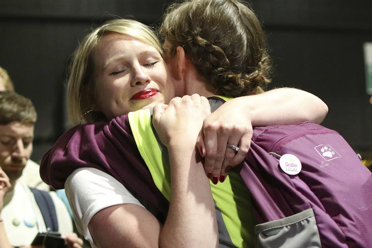 Kvinder fra jakampagnen jubler over det, som ligner et kæmpe ja til fri abort i Irland.  Peter Morrison/AP