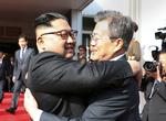 Nordkoreas præsident, Kim Jong Un og hans sydkoreanske kollega, Moon Jae-in, får sig en krammer ved dagens møde.  /AP