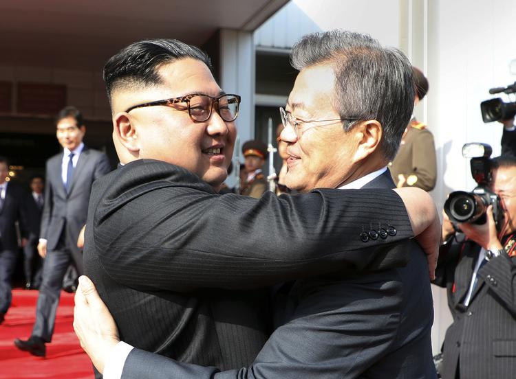 Nordkoreas præsident, Kim Jong Un og hans sydkoreanske kollega, Moon Jae-in, får sig en krammer ved dagens møde.  /AP