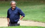  Michel Platini  har godt med tid til at pleje sin golfhobby i øjeblikket. Om 16 måneder er hans fodboldkarantæne overstået.  Matteo Bazzi/AP