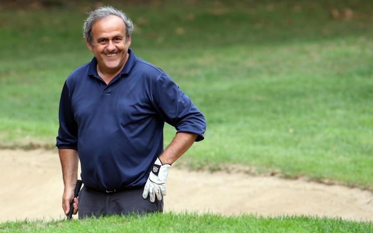  Michel Platini  har godt med tid til at pleje sin golfhobby i øjeblikket. Om 16 måneder er hans fodboldkarantæne overstået.  Matteo Bazzi/AP
