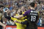 
    Gurbindo Martinez fra Nantes havde godt fat i  Nikola Karabatic og de øvrige PSG-stjerner.  Federico Gambarini/AP