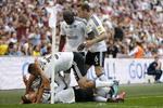 Tom Cairney lykønskes med det mål, er sendte Fulham op på første klasse.  Ian Kington/Ritzau Scanpix