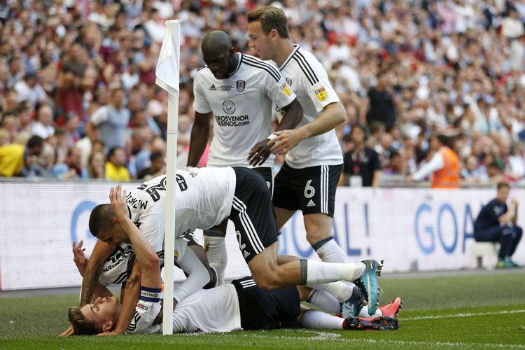 Tom Cairney lykønskes med det mål, er sendte Fulham op på første klasse.  Ian Kington/Ritzau Scanpix