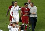 Mo Salah blev trøste af Ronaldo på vej ud af banen.  
   Darko Vojinovic/AP