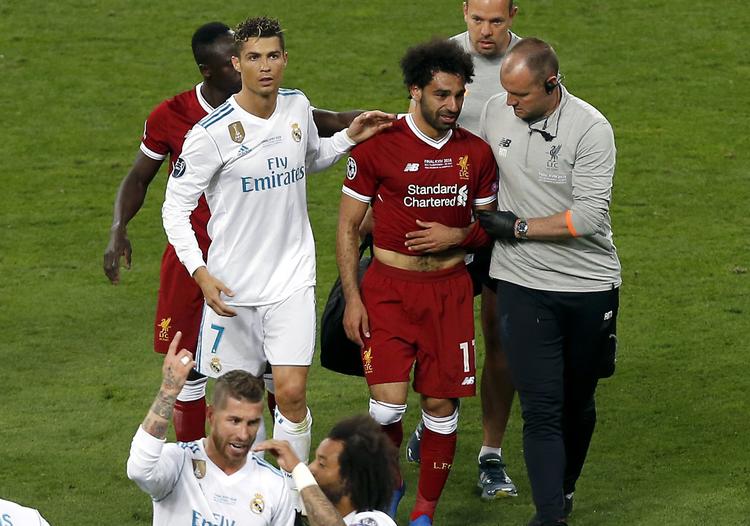 Mo Salah blev trøste af Ronaldo på vej ud af banen.  
   Darko Vojinovic/AP