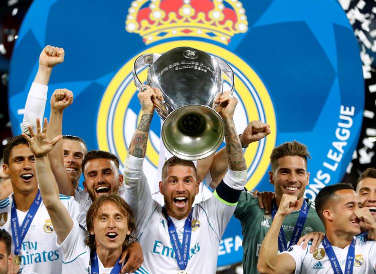 
Det var på mange måder en aften i følelsernes vold, da stjernerne fra Real Madrid til sidst kunne løfte Champions League-trofæet for tredje år i træk.
   Kai Pfaffenbach/Ritzau Scanpix
