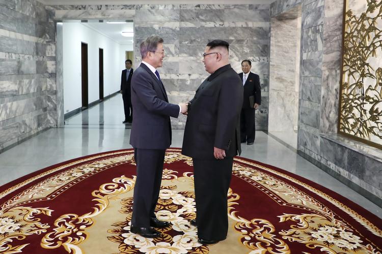 Lederne for Nord- og Sydkorea mødtes lørdag på den nordkoreanske side at grænsen mellem deres to lande for at få topmødet med Donald Trump tilbage på spores. /AP