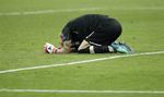 Liverpools målmand, Loris Karius, efter at kampen er fløjtet af. To mål kostede han i 3-1 nederlaget mod Real Madrid.  Pavel Golovkin/AP