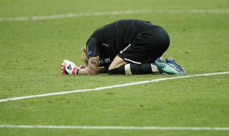 Liverpools målmand, Loris Karius, efter at kampen er fløjtet af. To mål kostede han i 3-1 nederlaget mod Real Madrid.  Pavel Golovkin/AP