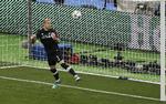 Gareth Bale skyder udefra. Karius kan se bolden hele vejen. Han skal ikke kaste sig. Bare gribe eller bokse væk. Det gør han ikke. 
   Darko Vojinovic/AP