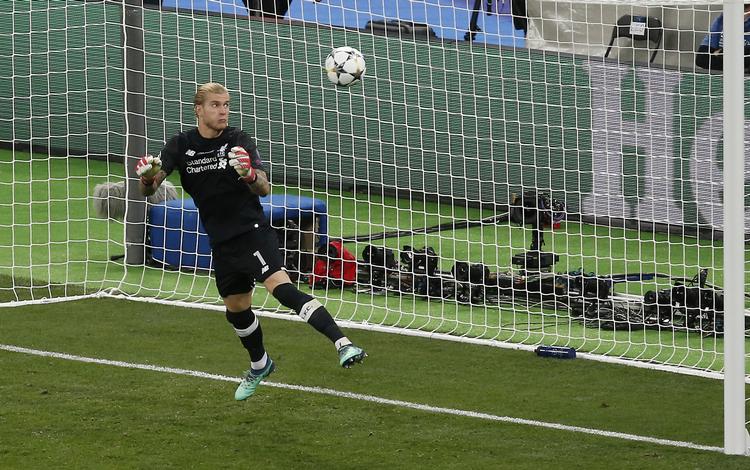 Gareth Bale skyder udefra. Karius kan se bolden hele vejen. Han skal ikke kaste sig. Bare gribe eller bokse væk. Det gør han ikke. 
   Darko Vojinovic/AP