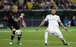 Ups. Karius kaster bolden forkert, så den rammer Karim Benzemas fod og springer i mål.
   Sergei Grits/AP
