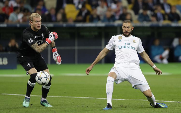 Ups. Karius kaster bolden forkert, så den rammer Karim Benzemas fod og springer i mål.
   Sergei Grits/AP