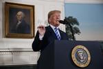 Efter USA's udtræden af atomaftalen truer Trump med at rette sanktioner mod alle, der handler med Iran. Arkivfoto Evan Vucci/AP