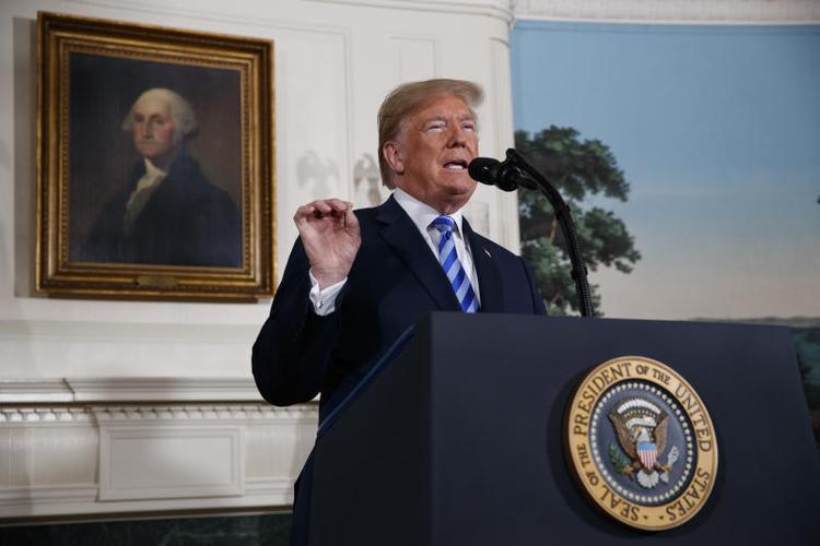 Efter USA's udtræden af atomaftalen truer Trump med at rette sanktioner mod alle, der handler med Iran. Arkivfoto Evan Vucci/AP