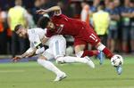 Det var i denne duel med Real Madris Sergio Ramos, at Liverpools stjerneangriber Mohamed Salah kom slemt til skade med sin skulder.  Efrem Lukatsky/AP