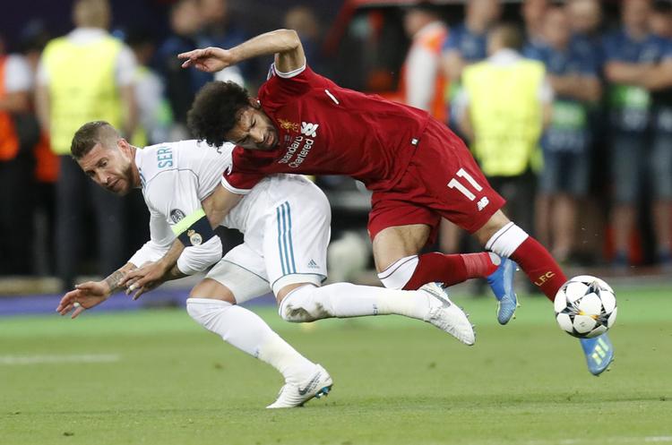 Det var i denne duel med Real Madris Sergio Ramos, at Liverpools stjerneangriber Mohamed Salah kom slemt til skade med sin skulder.  Efrem Lukatsky/AP