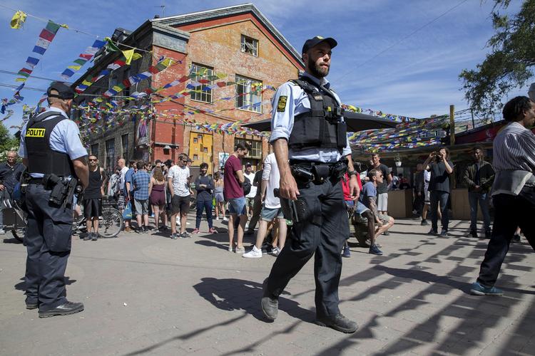Pusher Street genåbnede i fredags, efter at christianitterne havde afspærret den tirsdag. Billedet er fra i fredags, hvor betjente gik gennem gaden for derefter at fortrække.  Finn Frandsen/POLFOTO